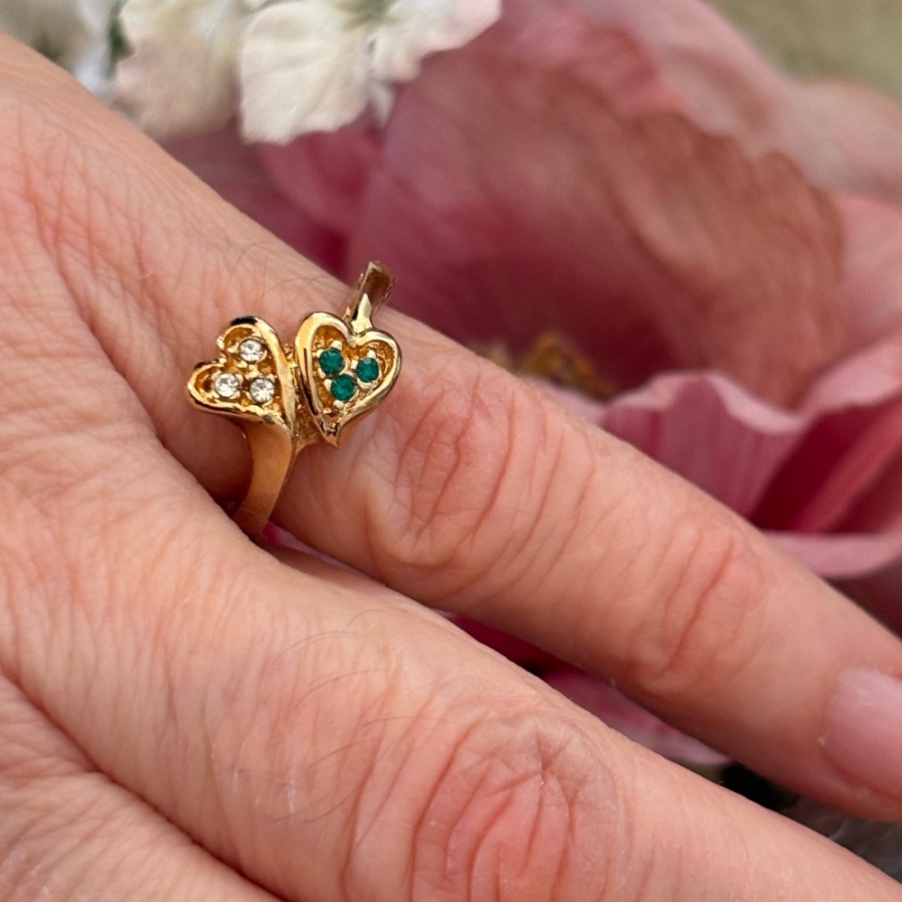 Vintage Avon Loving Hearts Ring Emerald Rhinestone Gold Plated Sz 4 80s NIB 219